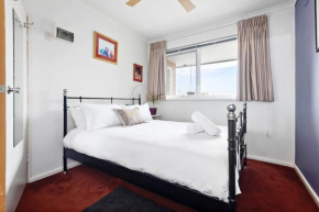 Fitzroy meets Clifton Hill at this Cosy Retreat